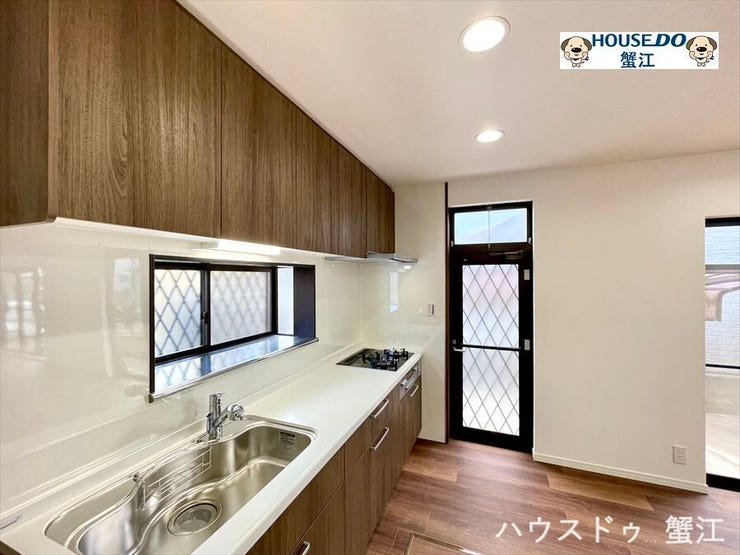 出窓や勝手口が付いたキッチンは風通しが良く、採光にも優れているので気持ちよく家事が続けられます。
シンクも広く、使い易い設計です。