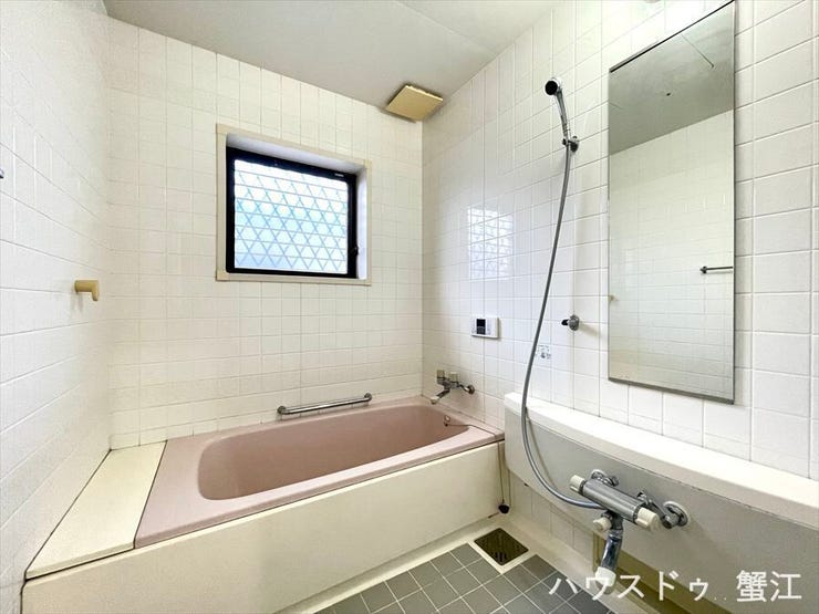 白を基調としたバスルームは清潔感があります。
洗い場も広く、浴槽は湯はり専用の混合水栓が設置
されており効率よく入浴できます。