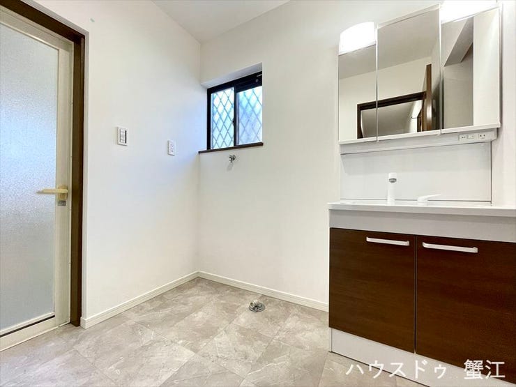 北採光で一日を通して安定した明るさを保つことのできる空間です。また換気も期待でき、暑い日には爽やかな風を取り込んでくれそうですね。