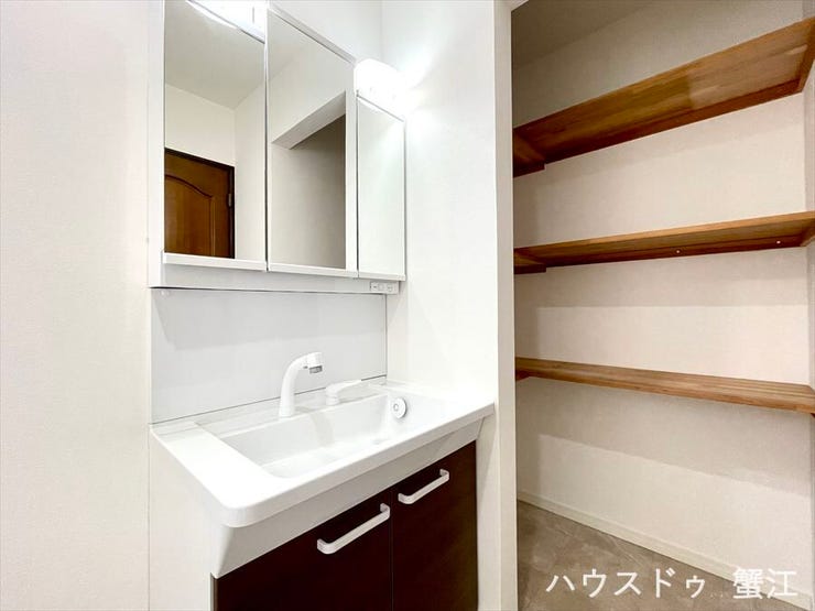 洗面台の横には作り付けの棚が設置されています。
タオル類や洗剤類のストックなどマルチに収納できます。