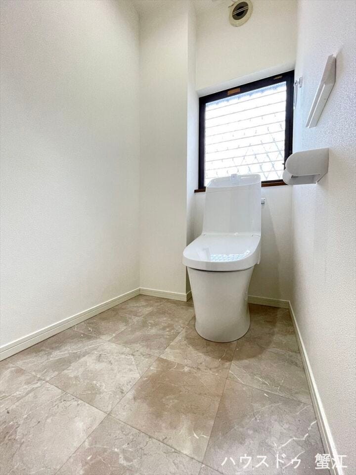 白を基調とした衛生的なトイレは床面積が広く、ゆったりした空間に仕上がっています。大きな窓からは採光もたっぷり有ります。
