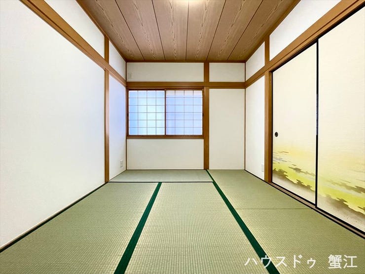 6畳和室:障子を通した柔らかな光が温かなな雰囲気を醸し出す純和風のお部屋です、襖の絵柄や畳の青さが目を引きますね。