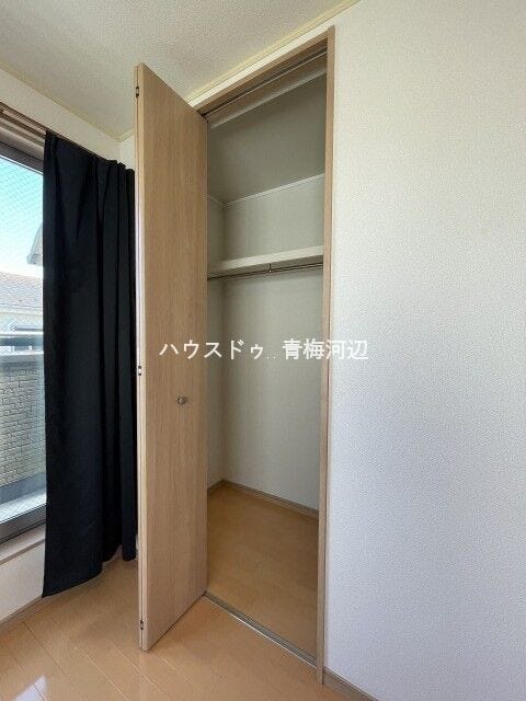東側6帖洋室収納:ハンガーパイプや枕棚も標準装備されたクローゼットです。