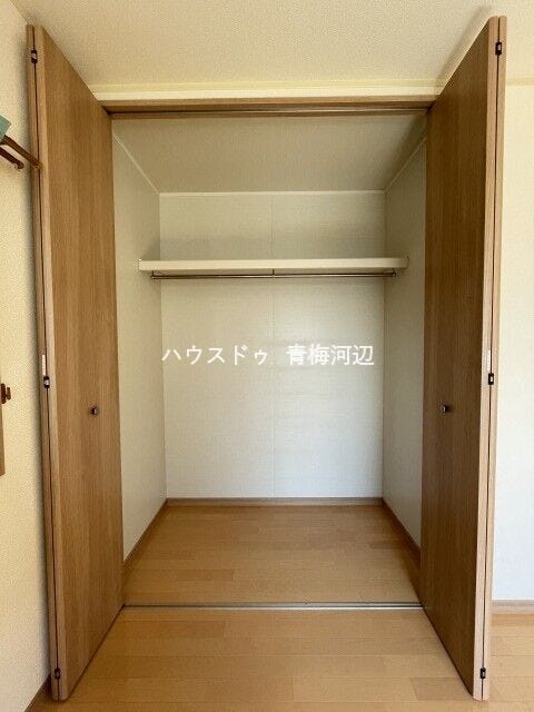 西側6帖洋室収納:パイプハンガーつきなので新たに家具を買わずにすみます。間仕切りがないので湿気がこもりにくくなっています。