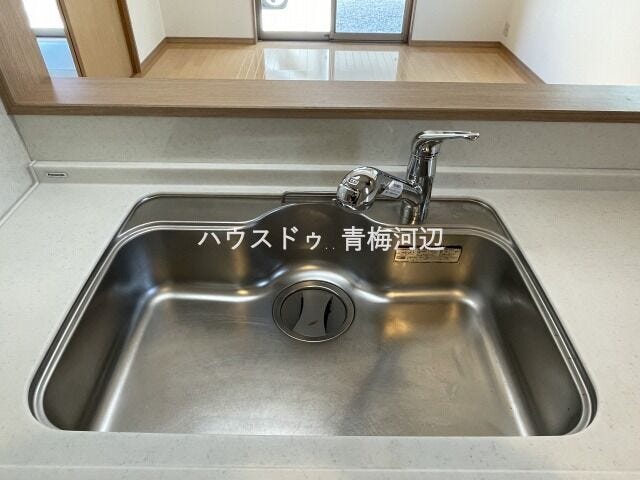 浄水器:安心でおいしい水を手軽に利用できるのが魅力ですね。お水を購入する事がないので、余計なごみも出ません。