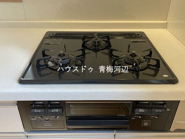 三口コンロ:三口コンロ搭載で、複数の料理を同時に調理できる便利なキッチン。毎日のお料理が効率よく進みます。
