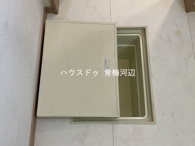 洗面所床下収納:日用品や買い置きの食品のストックをしまっておけます。