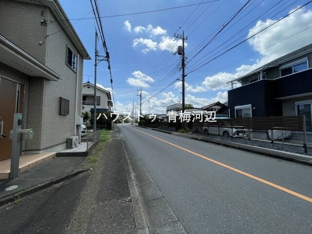 【北側 前面道路】幅員約7m以上の前面道路です。車の出し入れもしやすく、また配達などの車が停まっていても通行出来る道幅となっています。