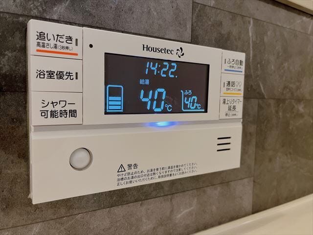 浴室パネルは追い焚きや自動お湯張り機能付きです。
