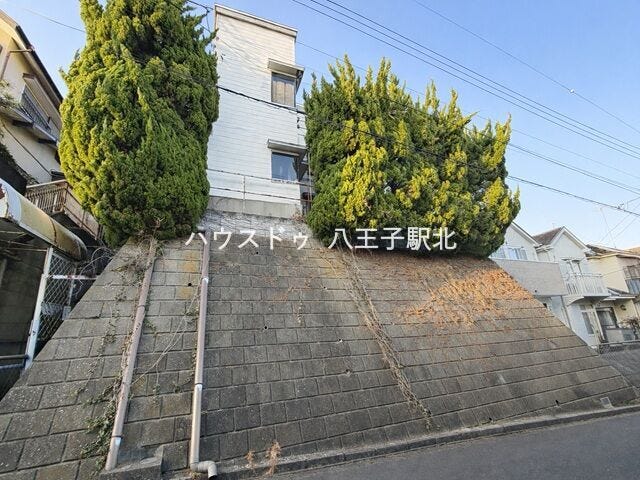 3LDKの間取りです。小中学校が徒歩10分以内とお子様の通学も安心です。学校行事も車を使わずにすみますね。徒歩圏内に生活施設が充実していて新生活を安心してスタートできます。