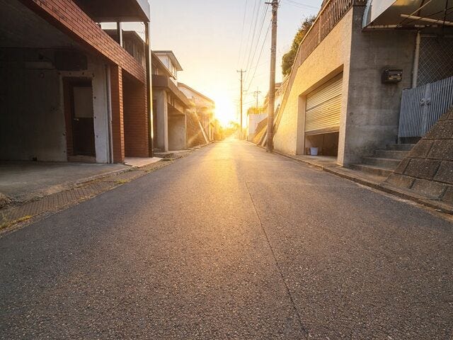 【南側 前面道路】幅員約5mの前面道路です。車がすれ違える道幅です。車1台とベビーカーですれ違っても余裕のある道幅は安心ですね。