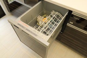 【食器洗浄乾燥機（同仕様写真）】
日々の家事タイムを助ける強い味方♪
機能性だけでなくお洒落なデザインも魅力です♪
食事後の時間をお子様や旦那様とのゆとり時間に♪