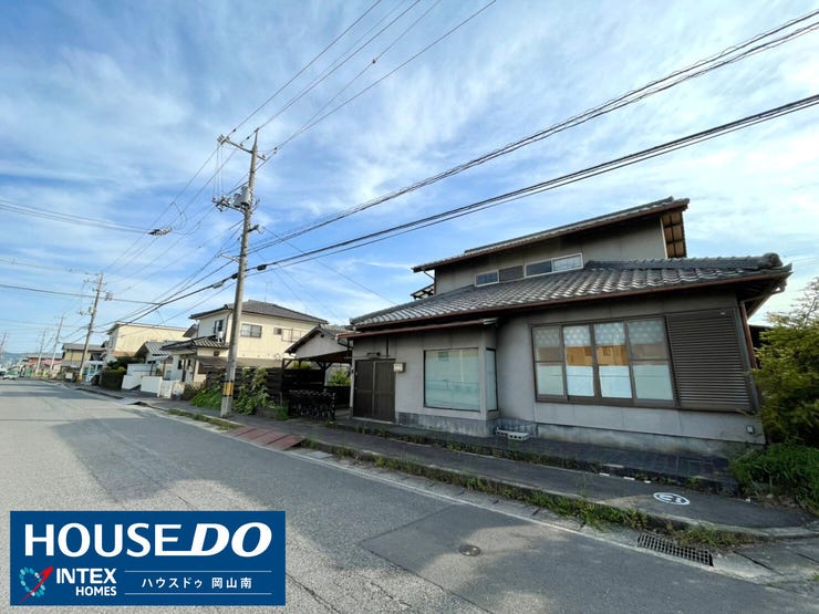 【外観】
【堂々とした佇まい、家族を守る伝統の和風建築】
どっしりとした和の風情を残しつつ、広い前面道路に面しているため開放感も抜群!時代を超えて愛される住まいで、家族の絆を育んでいけそうですね♪