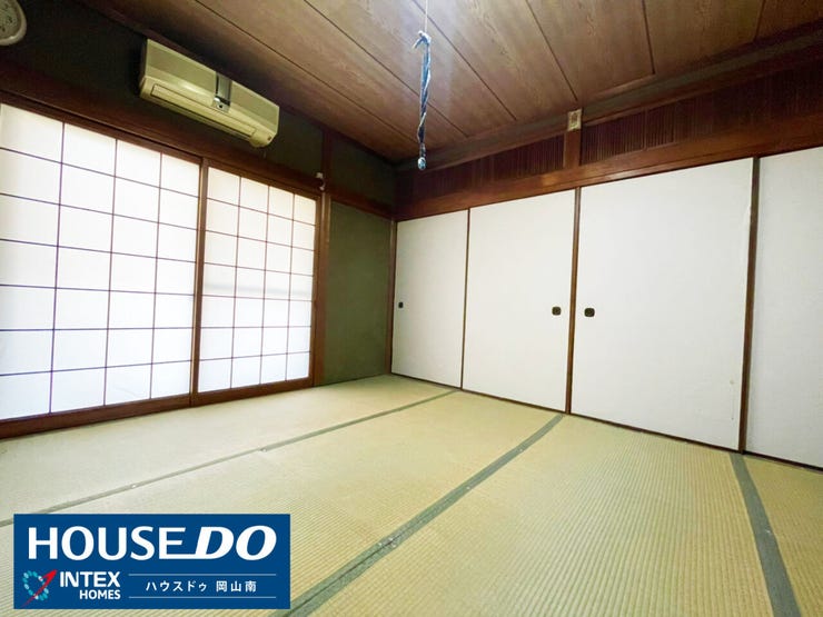 【心安らぐ伝統の和空間】
柔らかな陽光が障子越しに広がる趣豊かな和室!イグサの香りに包まれながら、お子様の昼寝を見守ったり、家族で足を伸ばして寛いだりと、多目的に使える癒やしの空間になりそうですね♪