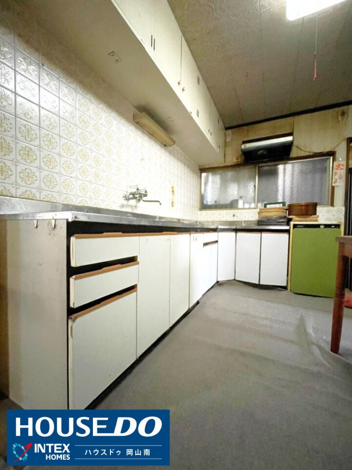 【広々L型キッチンで家族の食卓を彩る】
お料理に集中できる壁付けタイプのL型キッチン!作業スペースが広く、お子様と一緒にお菓子作りを楽しんだり、ご夫婦で並んで調理したりするのにも十分な広さです!