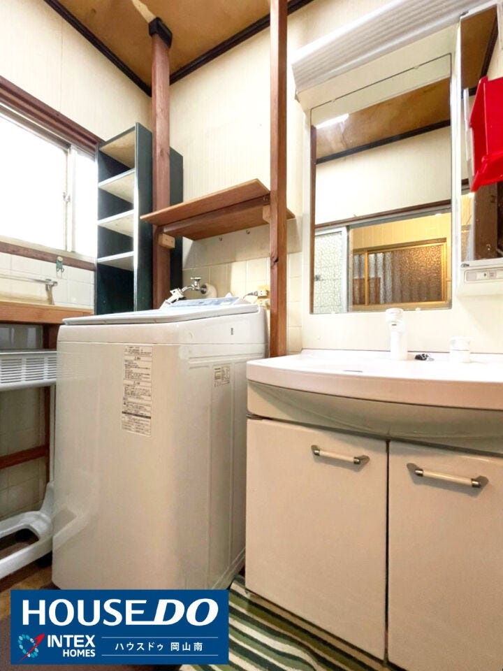 【朝の準備もスムーズに!機能的な洗面脱衣所】
洗濯機置き場も同室にあり、家事動線もスムーズ!窓からの採光と換気がしっかりできるので、湿気がこもりにくく、毎日清潔にお使いいただけます◎