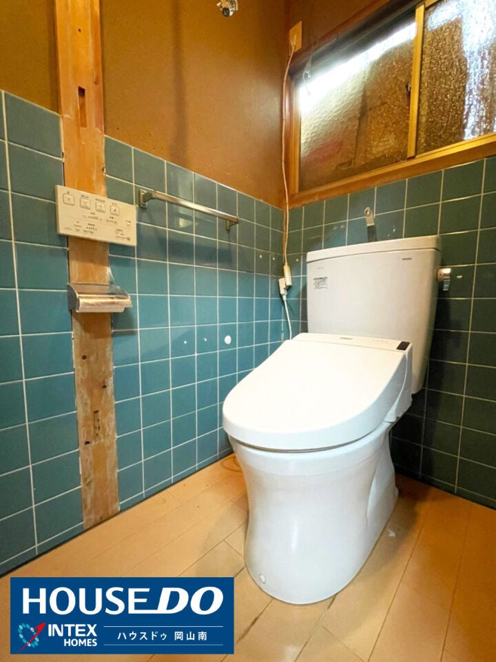 【清潔感あふれる、快適なレストルーム】
温水洗浄便座付きで、家族みんなが毎日気持ちよく使えます!窓からの自然光も入り、明るく爽やかなプライベート空間になっています