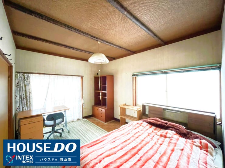 【陽光が差し込む、温もりあふれるプライベート空間】
大きな窓から明るい光が差し込む温かな雰囲気の居室です!木の温もりが感じられる内装は寝室や子ども部屋としても最適!爽やかな毎日がここから始まります♪