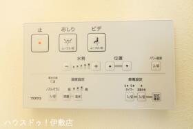 【温水洗浄便座（同仕様写真）】
寒い冬の日にもヒヤッとせずおしりを温かく包んでくれる暖房便座。今ではなくてはならない設備。