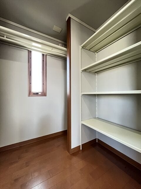 お洋服はもちろん、スーツケースなどの大物もしっかり収納できます。