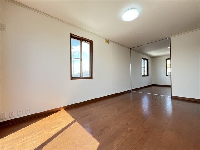 【3階7.2帖洋室】大きな窓からたっぷりの日差しが入り、明るいお部屋になっています。
