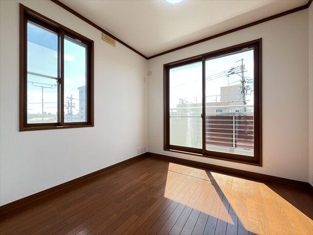 【3階5.3帖洋室】コンパクトな部屋ですが、収納もしっかりあるので快適に過ごせます。