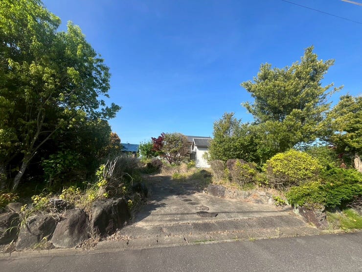 【外観】
◆既存宅地 実測約384.90㎡、新宅地 約382.75㎡
◆広々とした土地のため、駐車スペースや菜園スペースも確保しやすい区画です
【南西側からの撮影】