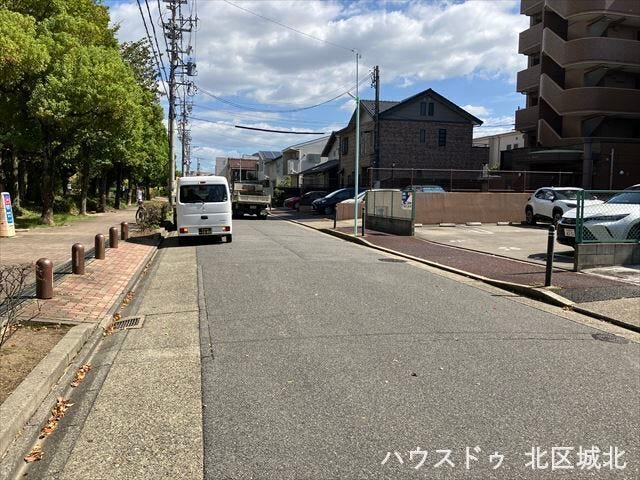 南側前面道路です。
道路幅にゆとりがあるので、車種を選びません。大きめの車を乗りたい方にもオススメです。