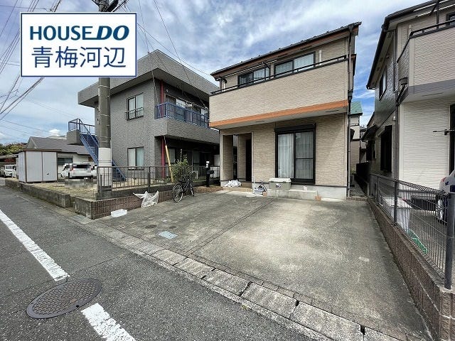 【外観】
全室2面採光の南向きで陽当たりも良好な中古戸建です。