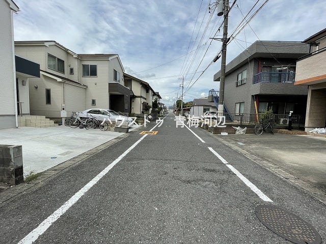南側前面道路:幅員約6mの前面道路です。車がすれ違うのに十分な道幅です。
