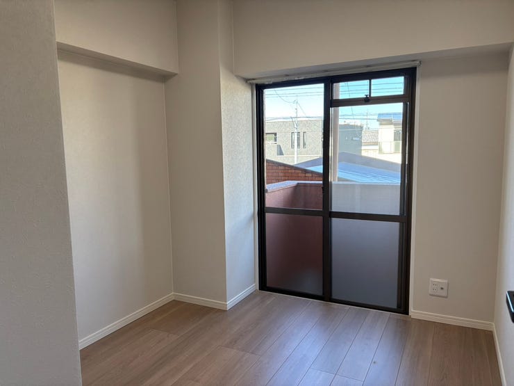 コンパクトながらも使い勝手の良い3.9帖洋室。大きな窓から光が入り、室内は明るく開放感があります。寝室や子ども部屋、テレワークスペースとしても最適な一室です。