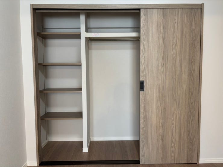 大型の収納が完備されていますので、大切な衣類の保管に困りません!!