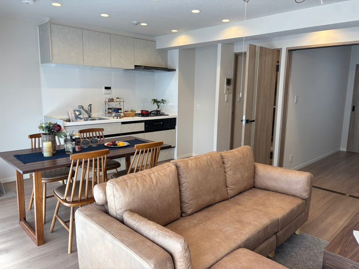 大きな窓からたっぷりの陽が注ぐリビング・・・。ご家族の集まる場所にピッタリです♪