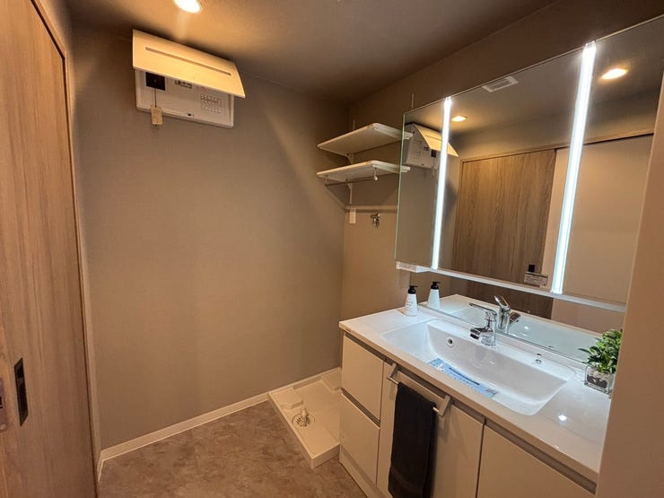 鏡の裏にも収納スペースがあり、歯ブラシや化粧品などの小物類もスッキリ片付きます♪