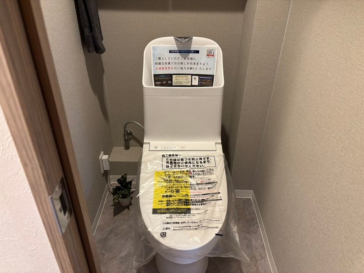 上部に棚の付いたトイレで、トイレットペーパーなど置いておけますので便利です!