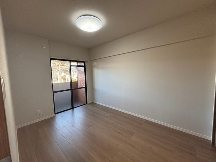 シンプルで使いやすい5.4帖洋室は、クローゼット収納を備え、衣類や荷物をすっきりと整理可能。窓からやさしい光が差し込み、心地よい空間を演出します。