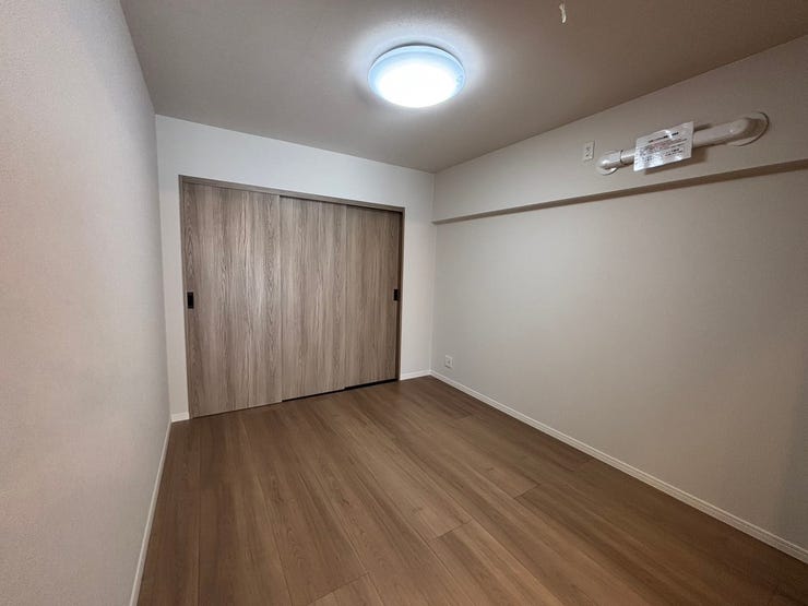 5.0帖洋室は、大型の収納スペースあり。主寝室や家族のくつろぎスペースとして、活用できるゆとりある一室です。