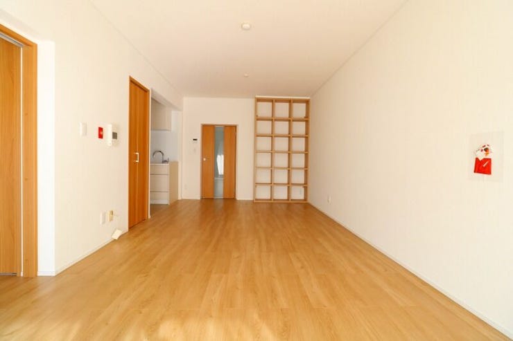 【living room】
大きな窓から暖かな陽の光が差し込むリビング♪温かみのある木目調のフローリングが落ち着く空間を創り出しています^^