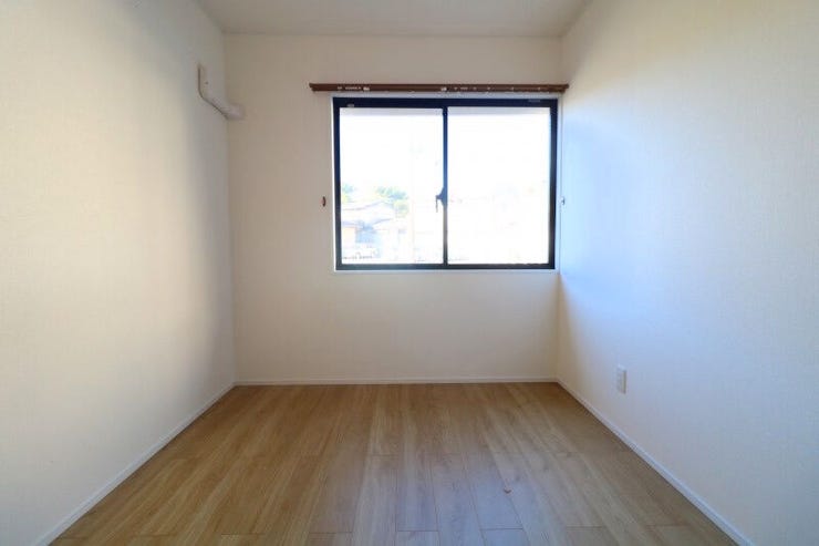 【private room】
玄関前の真ん中のお部屋。居室としてはもちろん、書斎や仕事スぺース、収納等用途は様々です♪