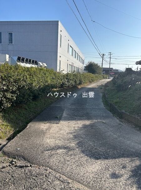 前面道路の写真です。ゆるやかなカーブになっております。