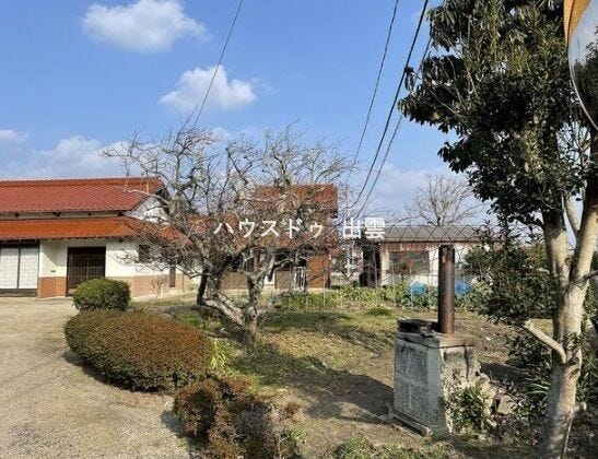 違う角度から撮影した外観写真になります。植栽も凝っておりきれいなのでとても落ち着く雰囲気のお家ですね。