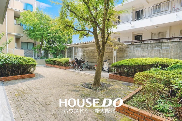 ■敷地内には緑もあり、季節の移ろいを感じながらお住まいいただけます♪
