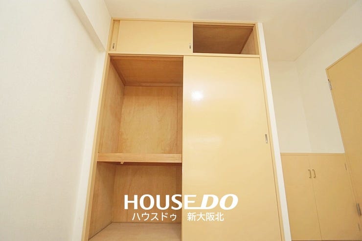 ■玄関横6帖洋室にある収納は奥行きがあり季節のものも家具や家電も収納していただけます◎