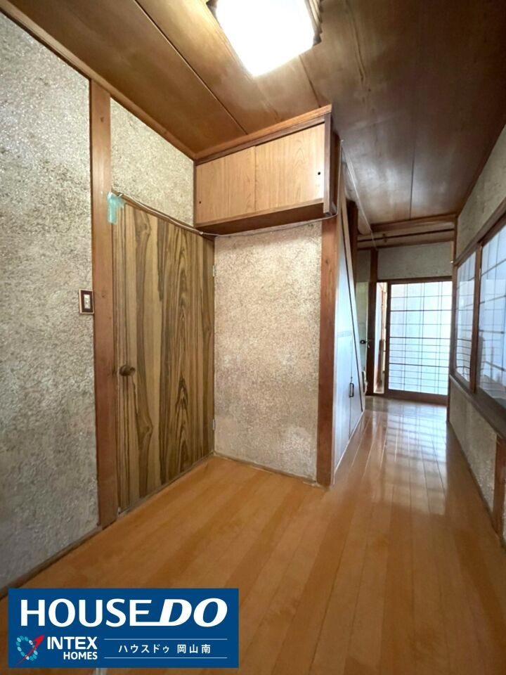 【廊下】
木の温もりを感じる質感豊かな廊下。2階へと続く階段下には便利な収納スペースも備わっています。住むほどに愛着が湧くしっかりとした造りで、家族の歴史を刻むのにふさわしい、温かな佇まいです。