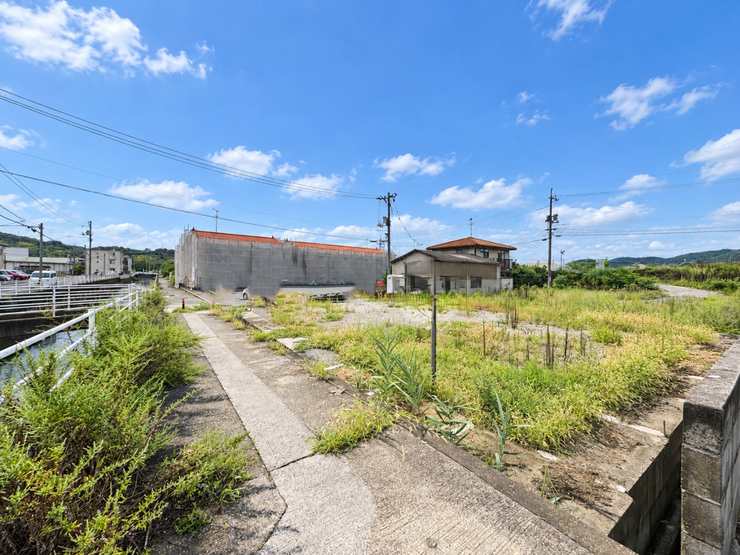 前面道路を含む現地写真です。周辺の道路幅員や日当たり具合をご確認いただけます。