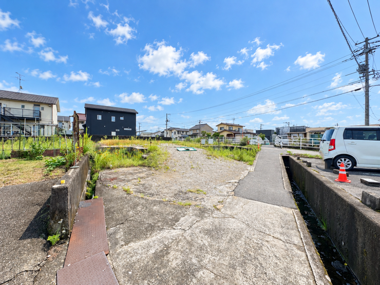 前面道路の様子です。車の出し入れや交通量など、現地での確認ポイントとなります。