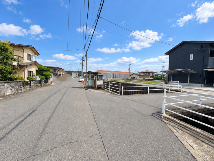 前面道路からのアプローチ部分です。落ち着いた静かな住環境が魅力です。