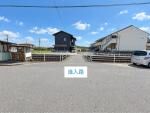 前面道路と周囲の立ち並びです。見通しが良く、車の運転もしやすい道路環境です。