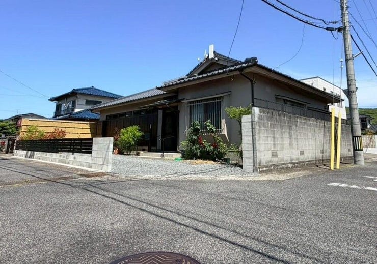 【外観】
広さ、日当たり、設備面、周辺環境などなど、
実際に物件を見てみないと分からない魅力があります!
まずはお気軽にご見学くださいませ♪