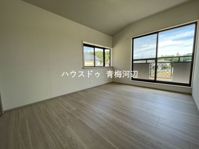 東側6帖洋室:バルコニーへ出入りが可能な洋室です。大きな窓の設置があり、開放感のある空間ですね。